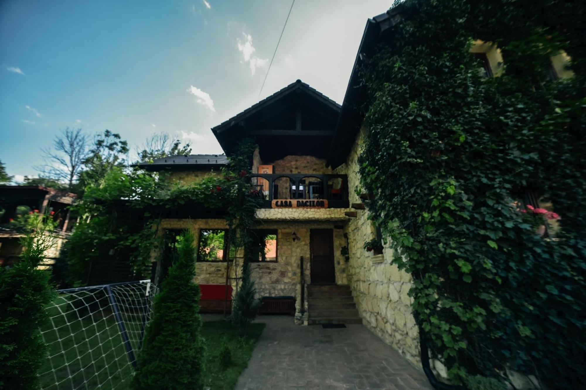 Pensiunea Casa Dacilor Podeni Exterior photo